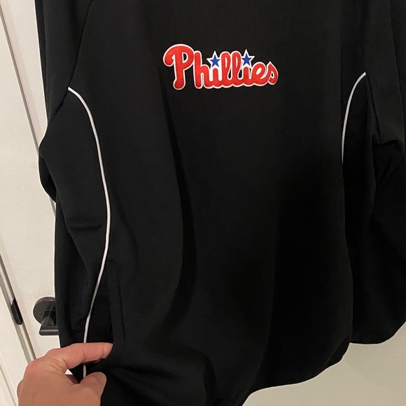 Majestic Black Sweatshirt with Phillies Logo - Picture 6 of 6